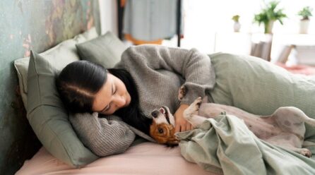 ¿Cuáles son los beneficios de dormir con tu mascota? Esto dice la ciencia