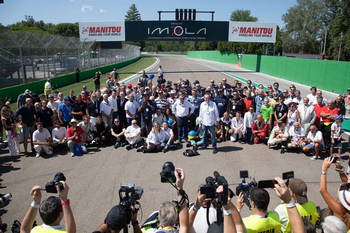 El Minardi Day marca un récord con 20.000 espectadores y 700 coches