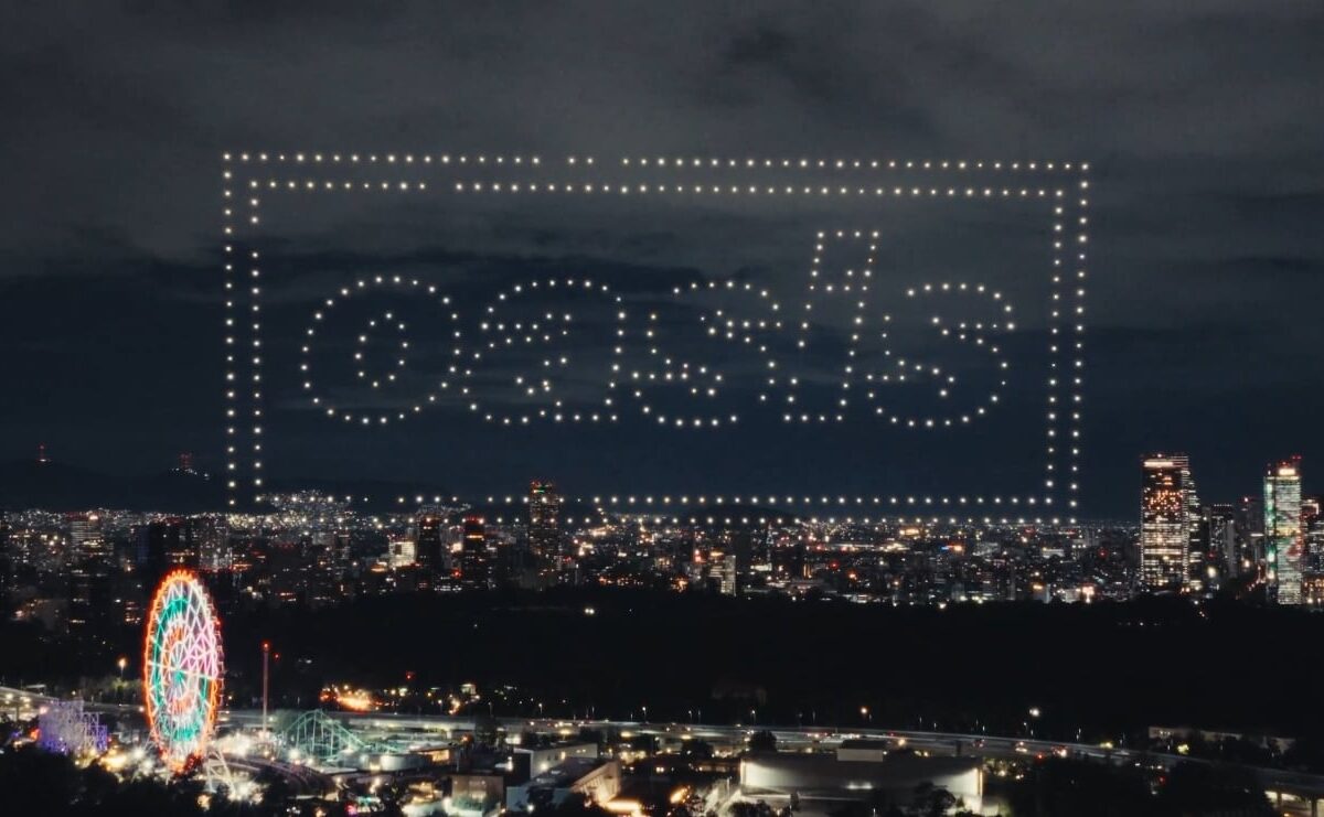 ¡Épico! Oasis ilumina el cielo de CDMX con drones y sorprende a sus fans en plena noche