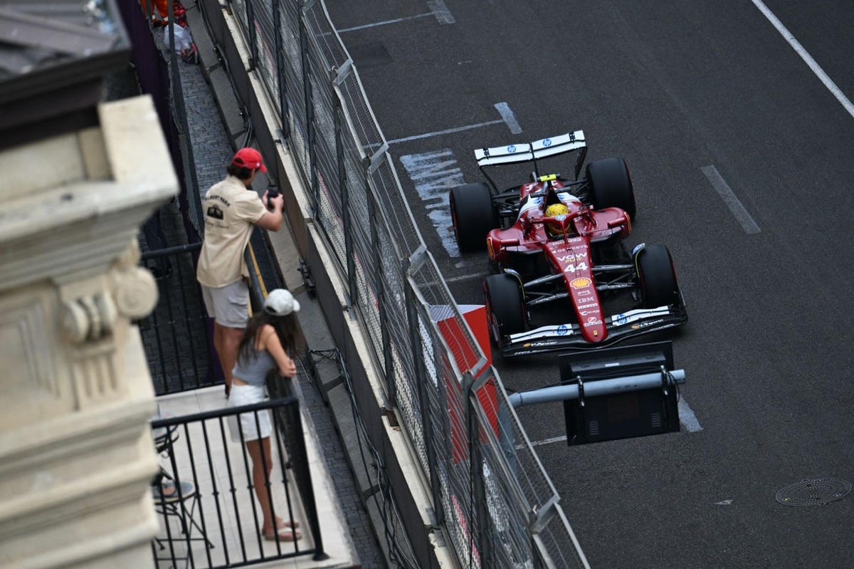 Hamilton celebra su viernes liderando en Bakú, Leclerc vigila a McLaren