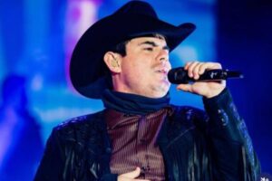 Alfredo Olivas genera preocupación tras recibir extraño regalo y parar concierto en Palenque de Pachuca