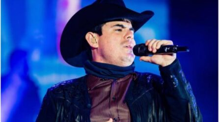 Alfredo Olivas genera preocupación tras recibir extraño regalo y parar concierto en Palenque de Pachuca