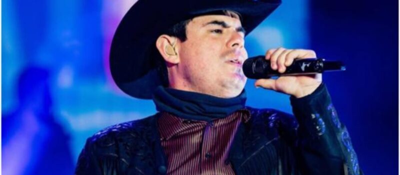 Alfredo Olivas genera preocupación tras recibir extraño regalo y parar concierto en Palenque de Pachuca