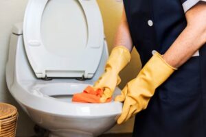 ¿Cada cuánto se debe limpiar el baño para prevenir olores persistentes?