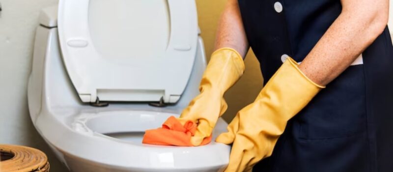 ¿Cada cuánto se debe limpiar el baño para prevenir olores persistentes?