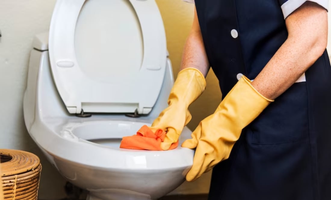 ¿Cada cuánto se debe limpiar el baño para prevenir olores persistentes?