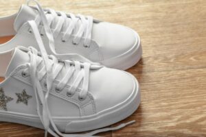 ¿Cómo quitar las manchas amarillas a los tenis blancos? Conoce la técnica eficaz