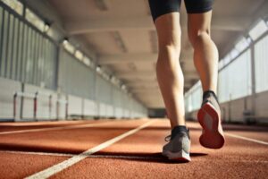 ¿Cuáles son los beneficios de caminar hacia atrás?