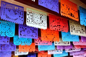 Día de Muertos 2025: Descubre el significado de los colores del papel picado en la ofrenda