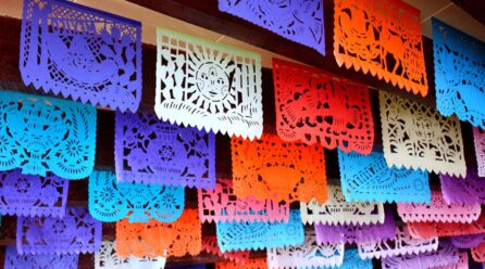 Día de Muertos 2025: Descubre el significado de los colores del papel picado en la ofrenda