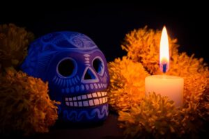 Día de Muertos 2025: ¿por qué se pone una vela blanca en la ofrenda para las almas desconocidas?