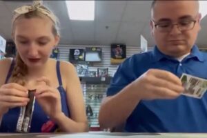 Hombre le propone matrimonio a su novia mientras abre sobre de cartas Pokémon; video se viraliza