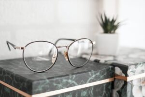 La mejor fórmula para limpiar tus lentes sin rayarlos