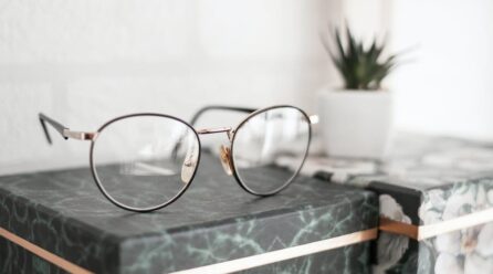 La mejor fórmula para limpiar tus lentes sin rayarlos
