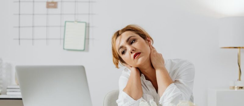 ¿Qué es el Text neck y cómo evitar el dolor en la columna cervical?