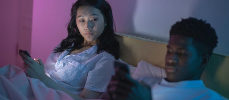 ¿Qué es el “Vamping”? Conoce las consecuencias del uso excesivo de dispositivos móviles antes de dormir